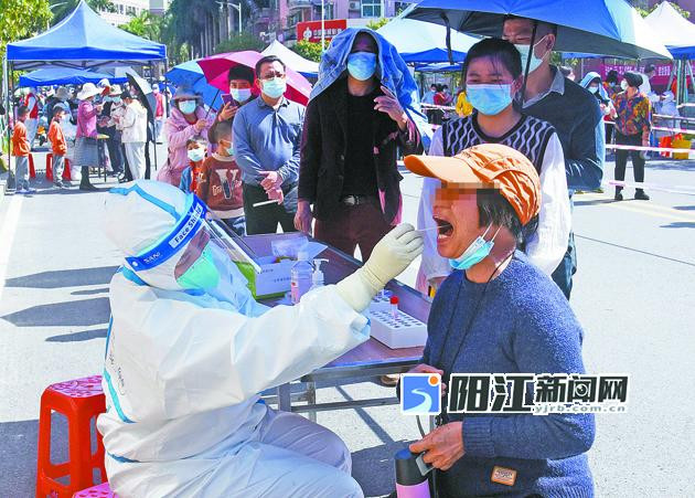 防范區(qū)內(nèi)的居民積極參加核酸檢測(cè)。 劉再揚(yáng) 攝.jpg