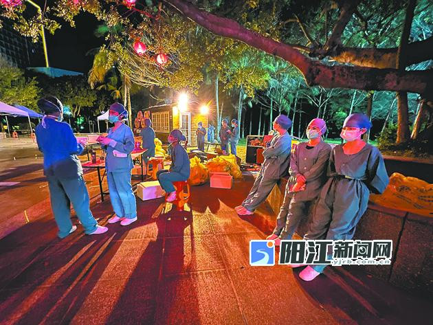 心疼！連續(xù)10個(gè)小時(shí)奮戰(zhàn)在防疫一線.jpg